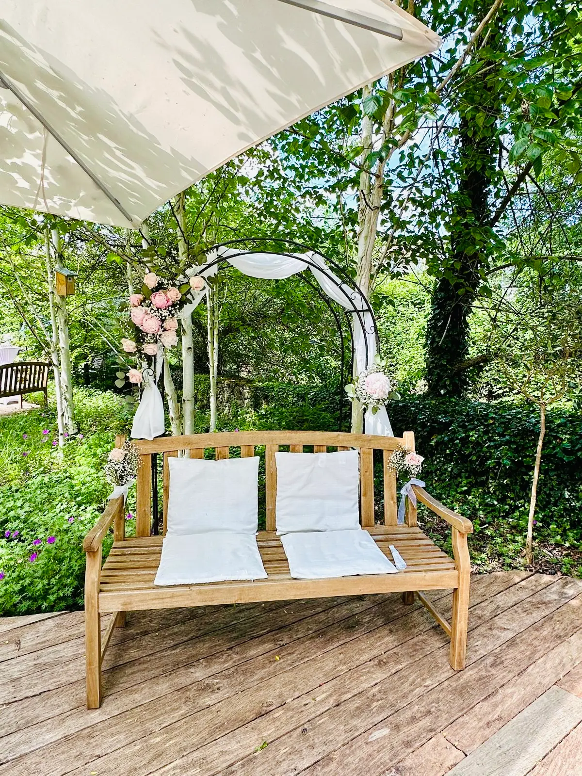 Holzbank mit Blumenbogen als Traubogen auf der Insel des Mühlerama Seon