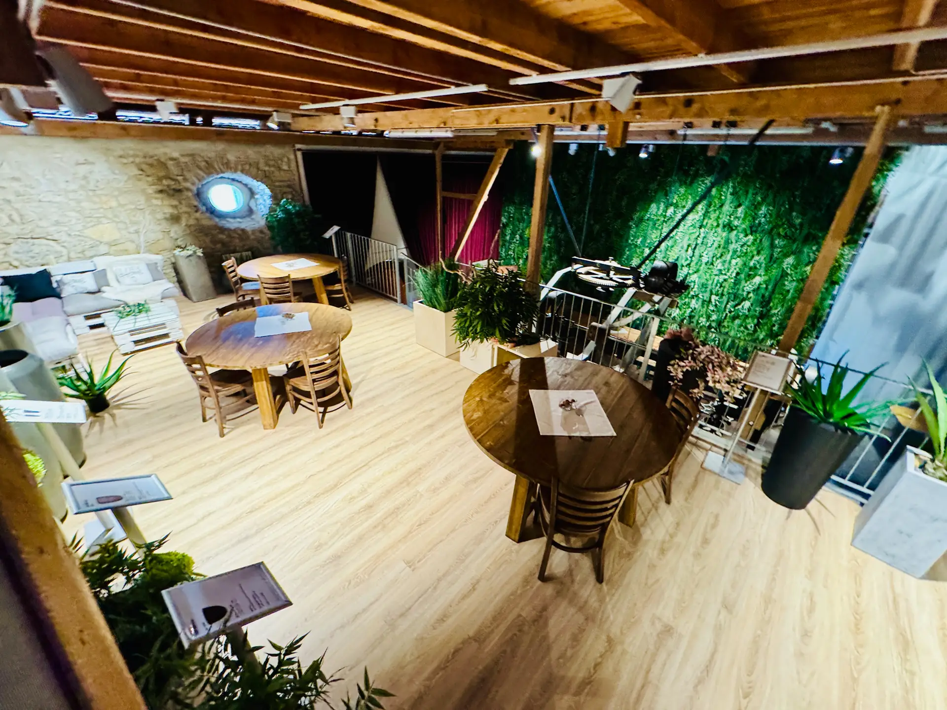 Öle und Scheune im Mühlerama Seon mit Rundtischen, Lounge und begrünter Wand