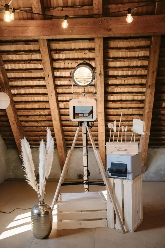 Fotobox mit Holzverkleidung im Mühlerama Seon, bereit für die Gäste