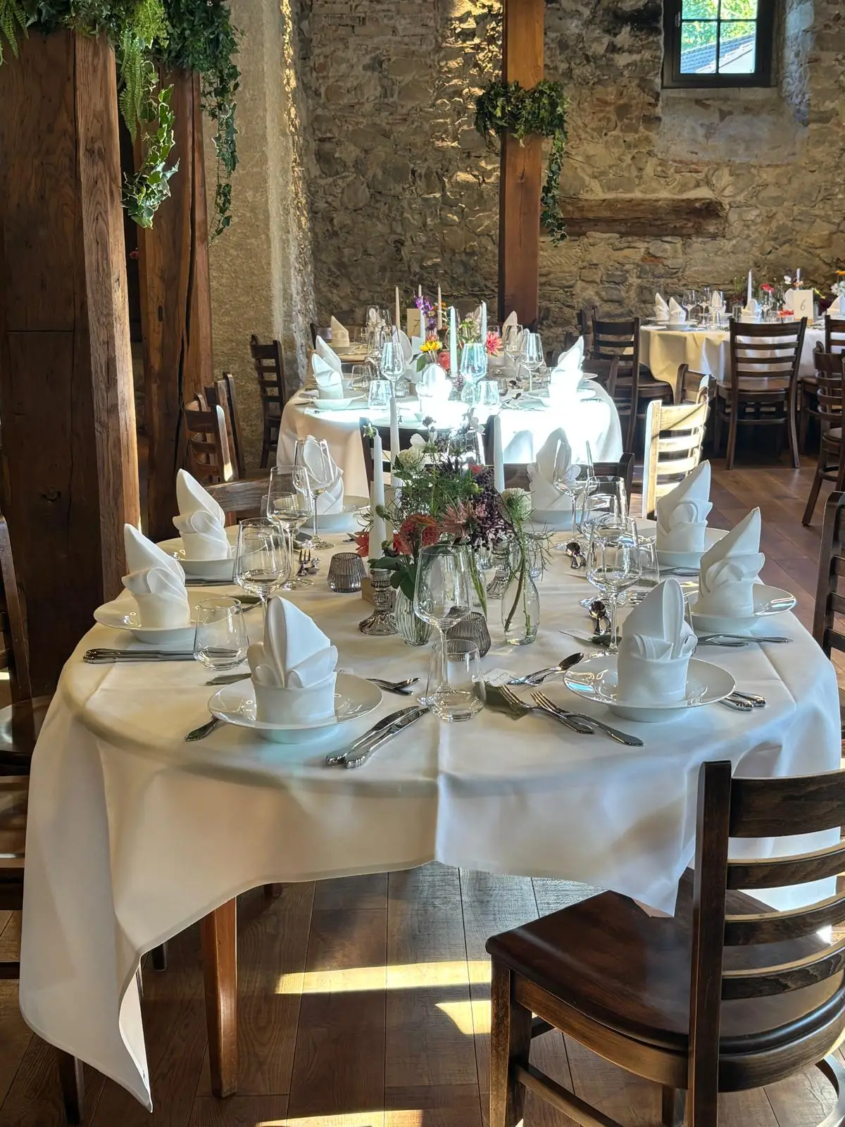 Hochzeit im September — Wiesenblumen im Mühlesaal